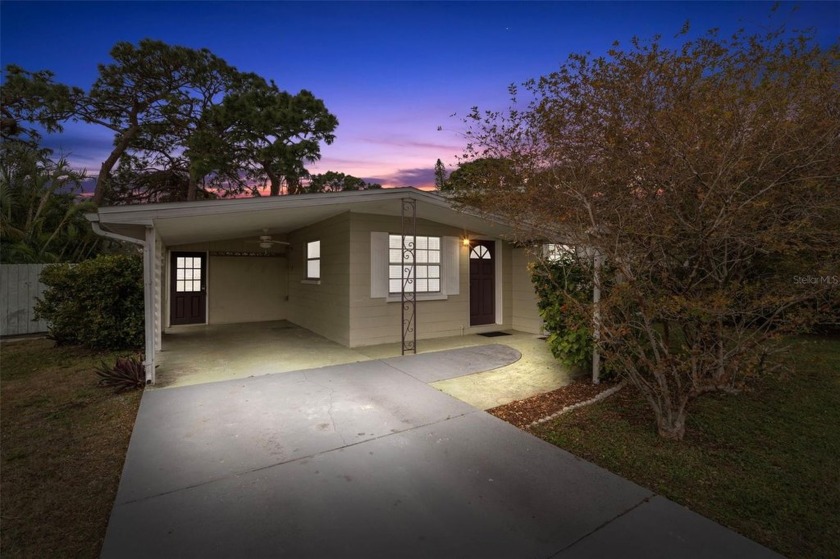 This Gulfport residence is irresistible!  Move in ready and - Beach Home for sale in Gulfport, Florida on Beachhouse.com