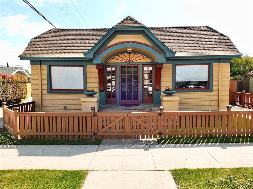 Two on a lot duplex front house 2/1 Kitchen remodeled as well as - Beach Townhome/Townhouse for sale in Long Beach, California on Beachhouse.com