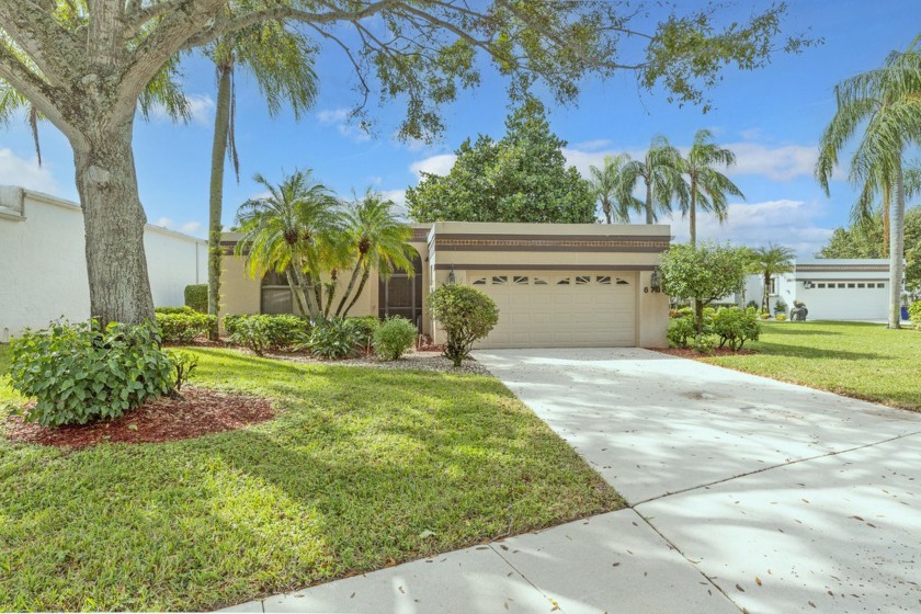 Enjoy this lovely 3 bedroom house overlooking the golf course - Beach Home for sale in Lake Worth, Florida on Beachhouse.com