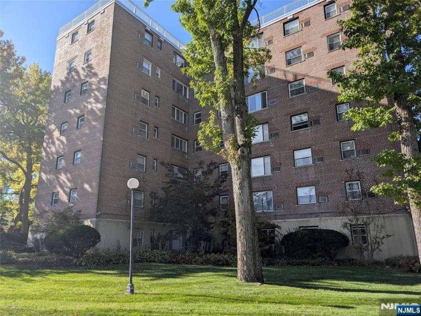 Wonderful ground floor unit in Marycrest! View the emerald green - Beach Home for sale in Fort Lee, New Jersey on Beachhouse.com