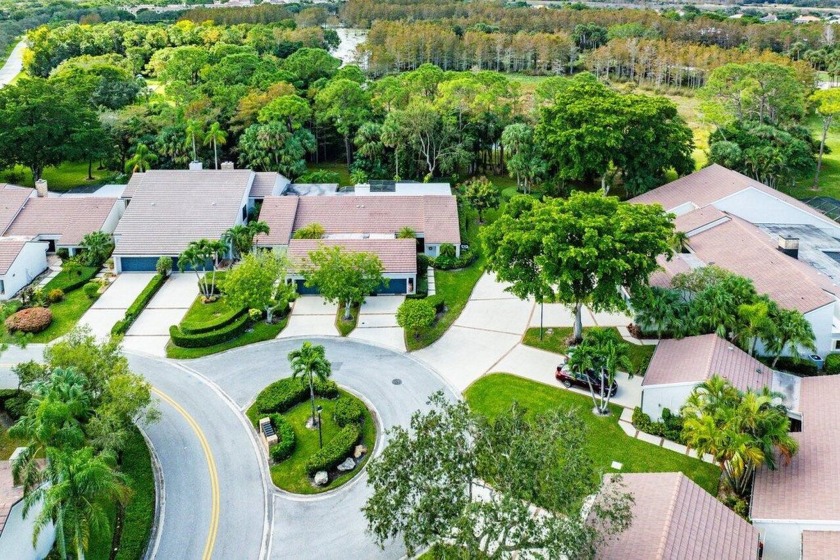 This unique 3-bedroom end-unit ranch offers unparalleled privacy - Beach Townhome/Townhouse for sale in Palm Beach Gardens, Florida on Beachhouse.com