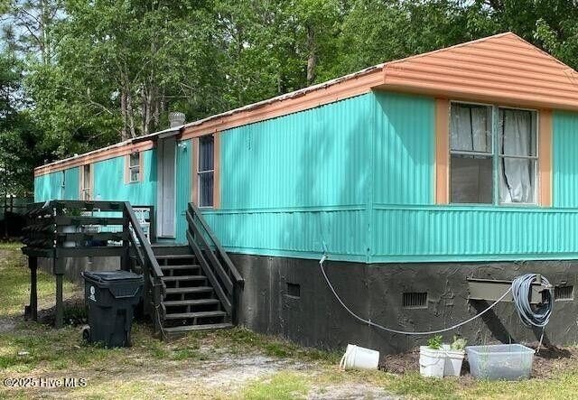 Investor opportunity! This 3-bedroom, 1.5-bath manufactured home - Beach Home for sale in Southport, North Carolina on Beachhouse.com