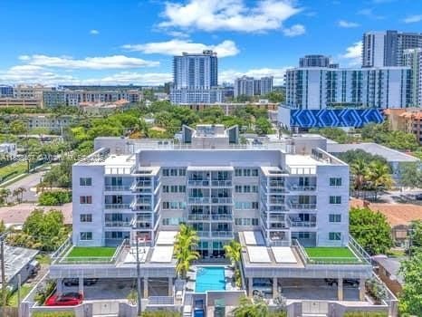 Welcome to this beautifully 1 bed, 1 bath condo in the heart of - Beach Condo for sale in Hollywood, Florida on Beachhouse.com