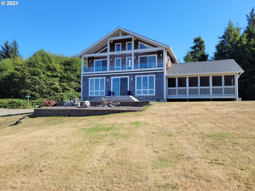 This beautifully crafted home constructed by Coaster - Beach Home for sale in Cannon Beach, Oregon on Beachhouse.com