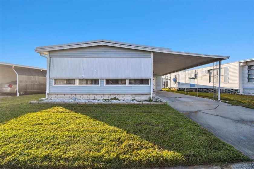 This spacious double-wide 2 bedroom and 2 bathroom mobile home - Beach Home for sale in Largo, Florida on Beachhouse.com