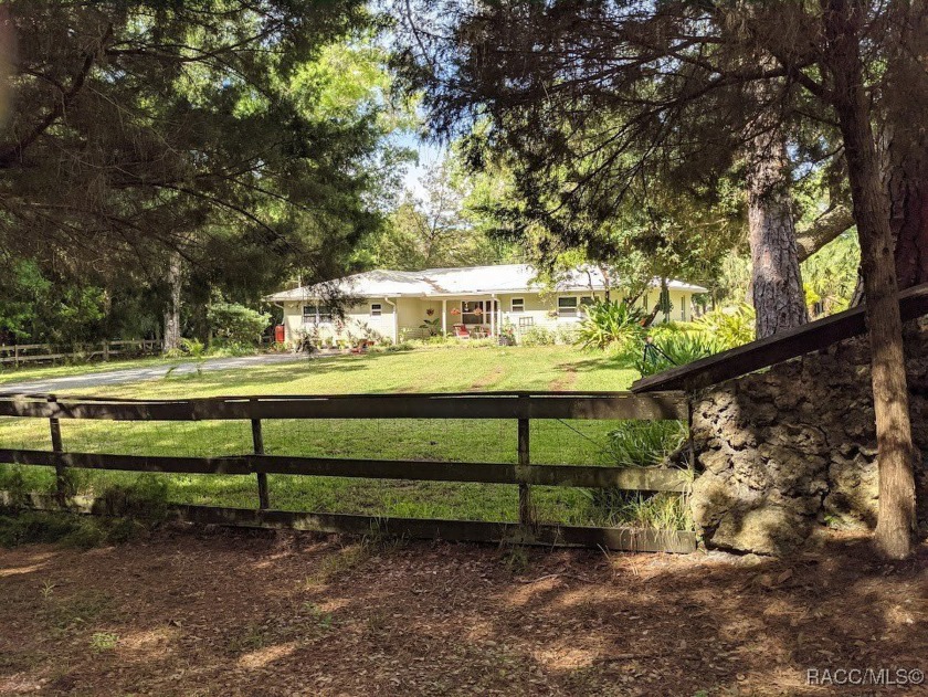 This spacious ranch home on almost an acre of land with 1200 sq - Beach Home for sale in Yankeetown, Florida on Beachhouse.com