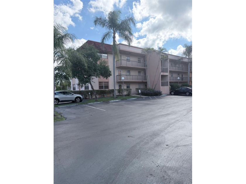 Stunning and spacious 1 bed 1.5 bathroom. Upgraded and well kept - Beach Condo for sale in Margate, Florida on Beachhouse.com