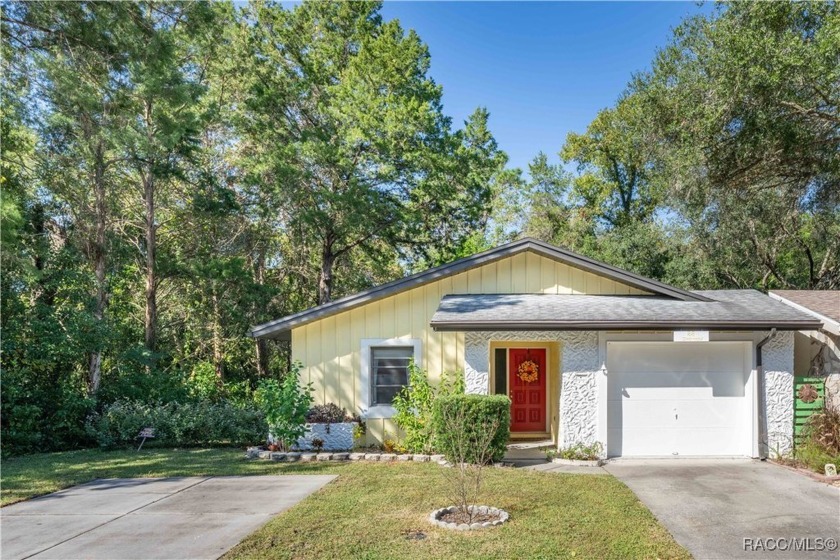 YOU WILL FALL IN LOVE AT FIRST SIGHT! Many updates & upgrades in - Beach Home for sale in Homosassa, Florida on Beachhouse.com