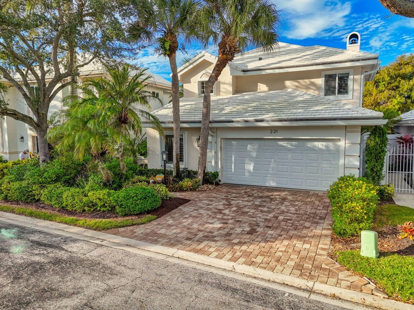 Renovated 3 bed/2.5 bath single family pool home in the guard - Beach Home for sale in Palm Beach Gardens, Florida on Beachhouse.com