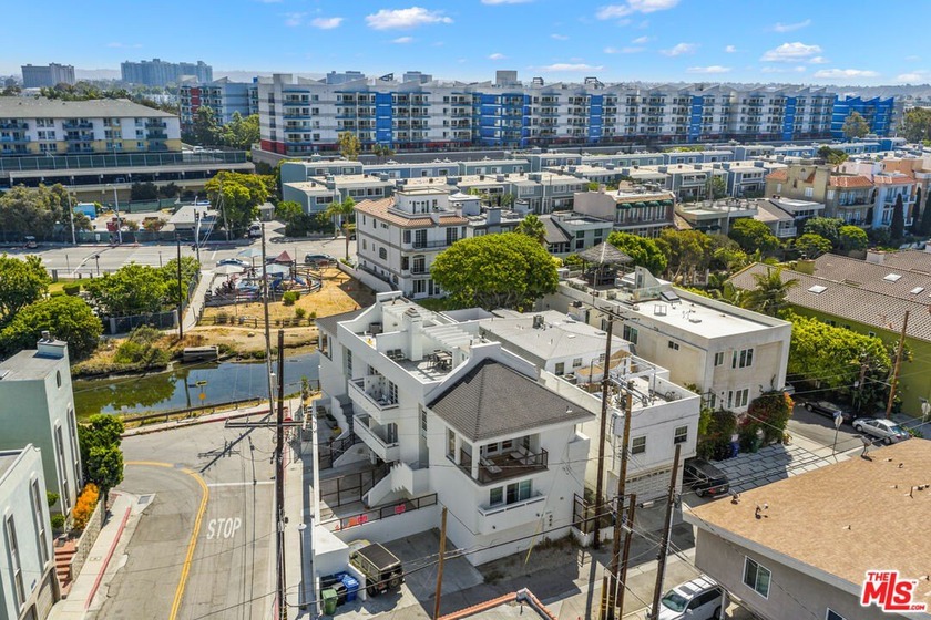 Gorgeous Grand Canal Entire Building/Duplex that feels like two - Beach Home for sale in Marina Del Rey, California on Beachhouse.com