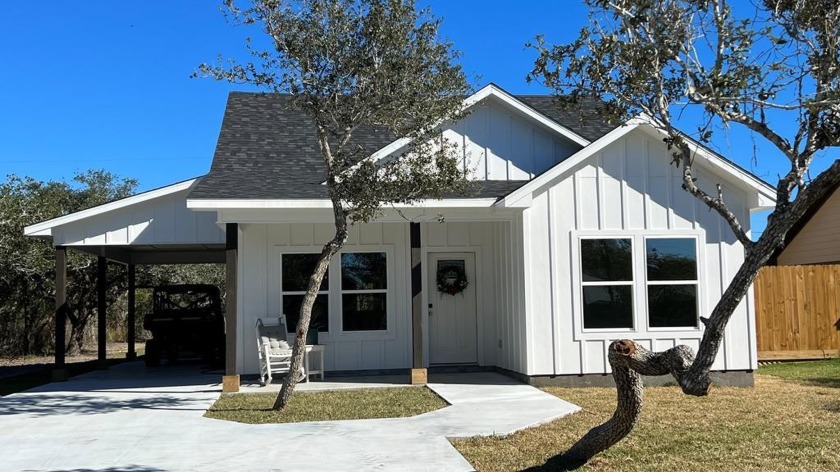Live in paradise on beautiful Lamar in peace and quiet, with - Beach Home for sale in Rockport, Texas on Beachhouse.com
