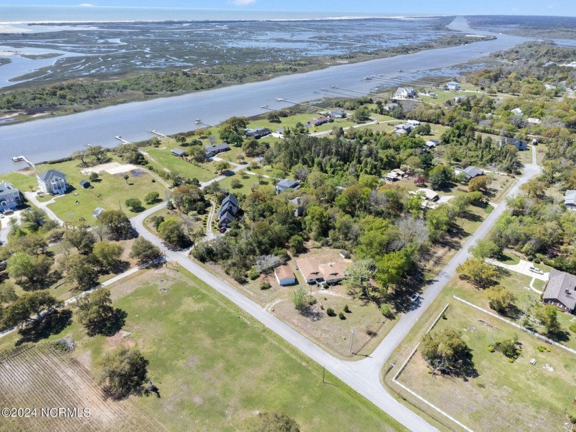 Possibilities are endless with this 1.15 acre property on a - Beach Home for sale in Hubert, North Carolina on Beachhouse.com