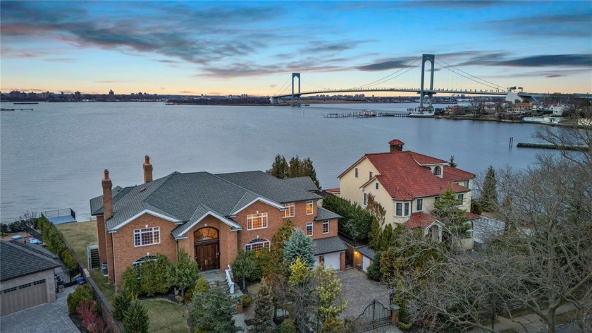 ENJOY LUXURY LIVING AND A SERENE LIFESTYLE -MINUTES FROM - Beach Home for sale in Malba, New York on Beachhouse.com