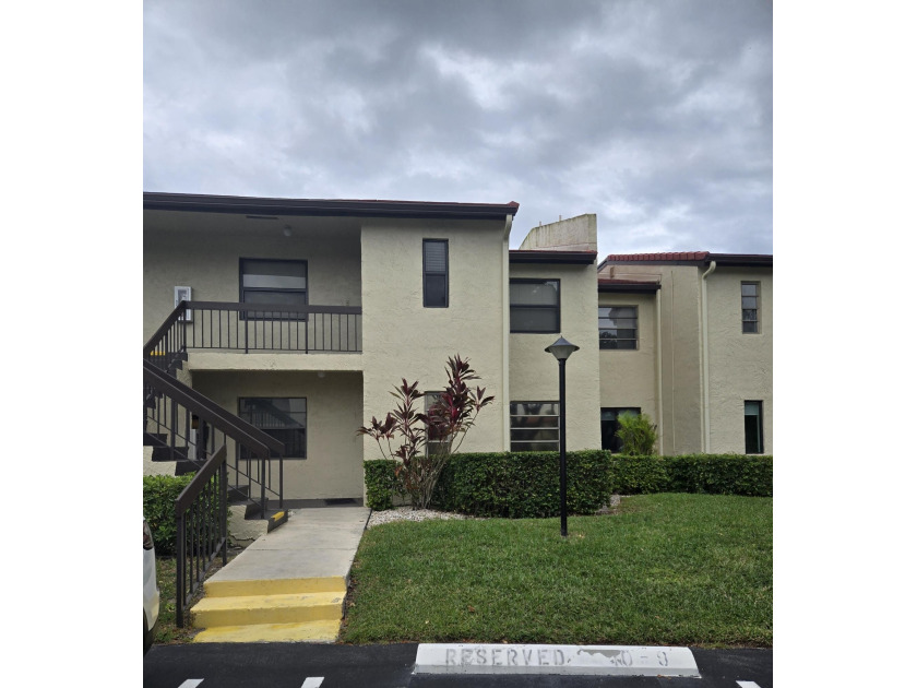 FIRST FLOOR 2 BEDROOM 2 BATH UNIT ON GOLF COURSE. GLASS ENCLOSED - Beach Condo for sale in Boca Raton, Florida on Beachhouse.com