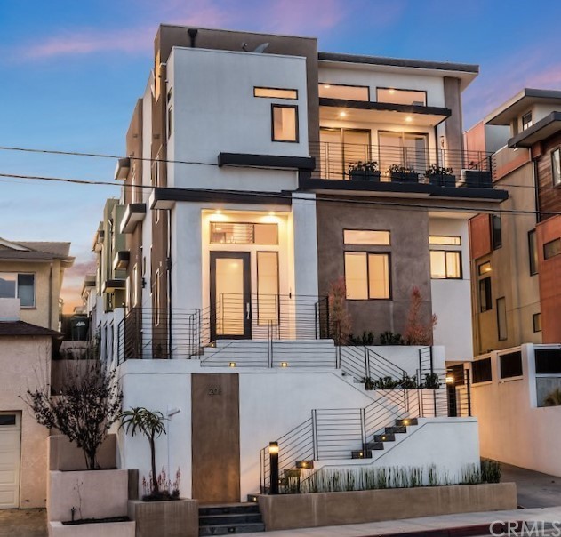 This magnificent Contemporary detached town home sits high above - Beach Townhome/Townhouse for sale in Redondo Beach, California on Beachhouse.com