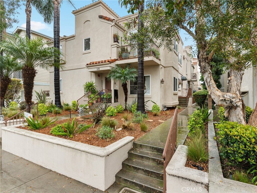 Multi-level townhome in a popular El Segundo location! Enter the - Beach Townhome/Townhouse for sale in El Segundo, California on Beachhouse.com
