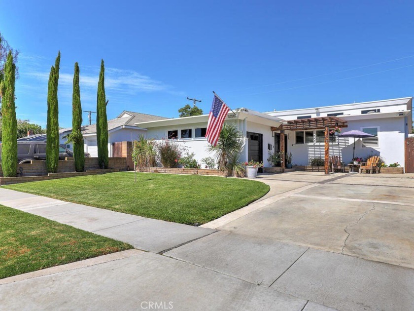 This fabulous one-of-a kind 'Plaza' home is situated on a - Beach Home for sale in Long Beach, California on Beachhouse.com