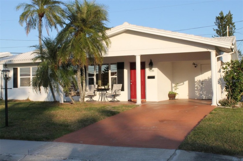 Discover the charm of this beautifully remodeled Drayton model - Beach Home for sale in Pinellas Park, Florida on Beachhouse.com