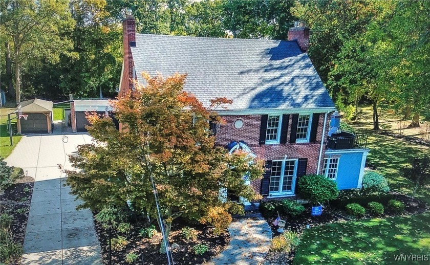 WILLIAMSBURG STYLE TRADITIONAL THREE STORY-SECOND LARGEST LOT IN - Beach Home for sale in Lewiston, New York on Beachhouse.com