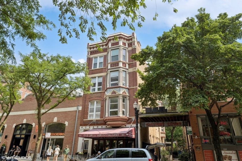 Beautifully updated 2 Bed + Den, 1 Bath in the heart of Old Town - Beach Home for sale in Chicago, Illinois on Beachhouse.com