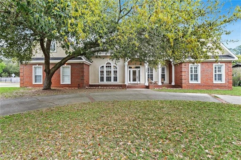 Custom-built home in the established Llanfair subdivision - Beach Home for sale in Mobile, Alabama on Beachhouse.com