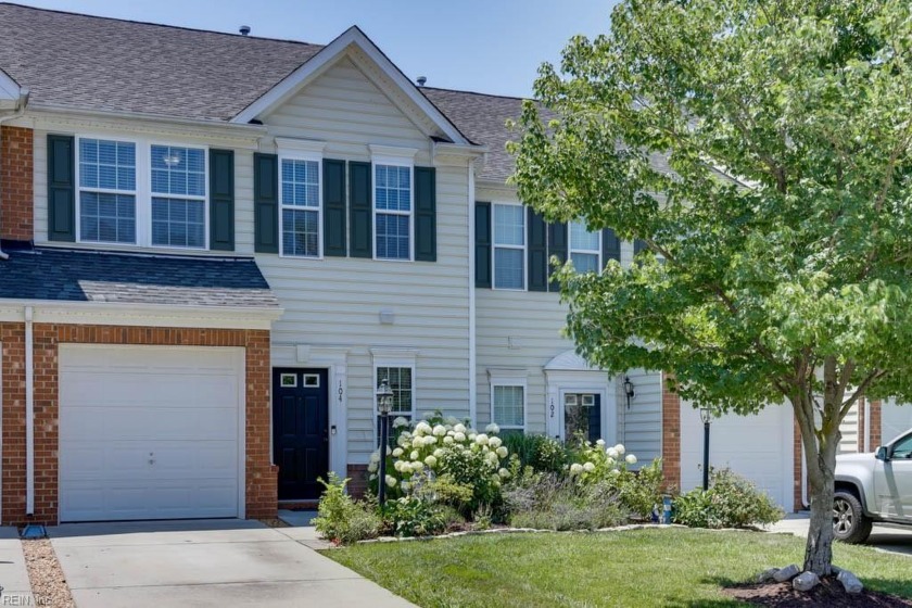 This beautifully maintained home is waiting for its new owners - Beach Townhome/Townhouse for sale in Yorktown, Virginia on Beachhouse.com