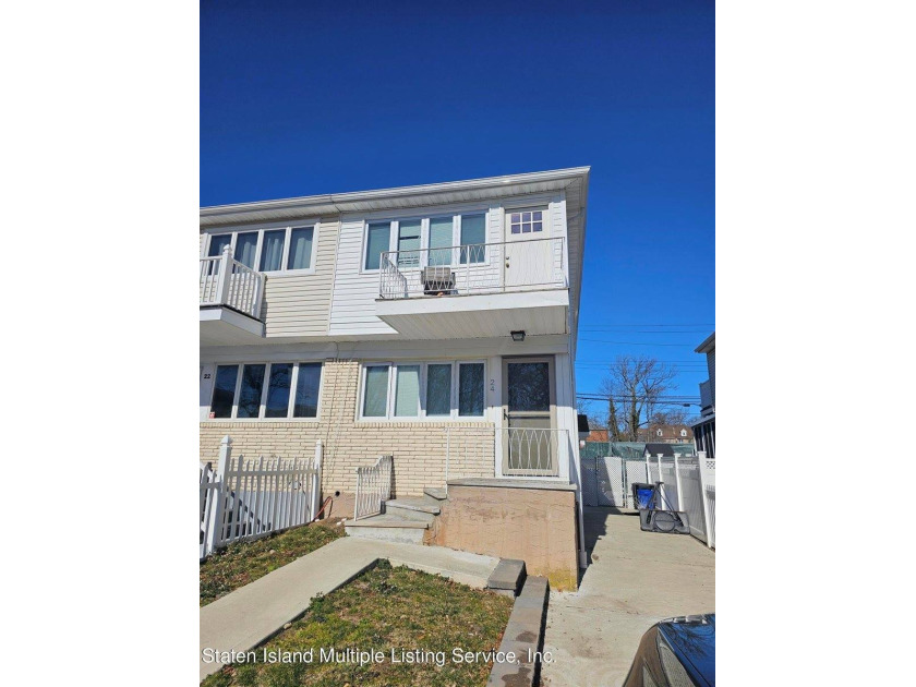 This renovated house is located in a Cul de Sac in prestigious - Beach Home for sale in Staten Island, New York on Beachhouse.com