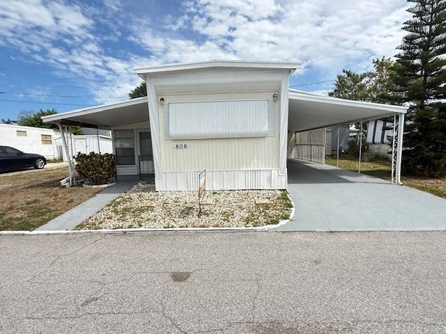 Welcome to cozy, easy Florida living in Hillcrest Mobile Home - Beach Home for sale in Clearwater, Florida on Beachhouse.com