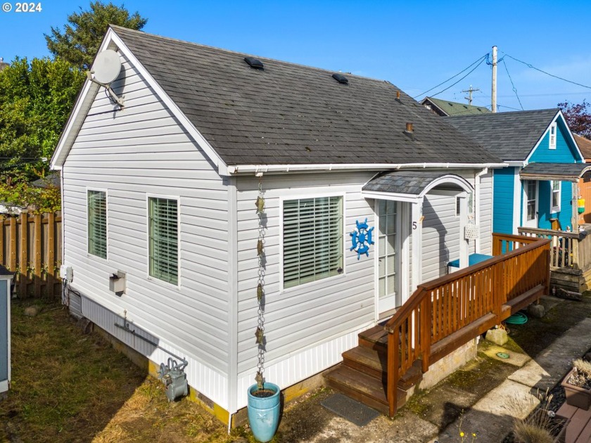 Escape to your very own Seaside retreat! This charming 1-bedroom - Beach Home for sale in Seaside, Oregon on Beachhouse.com