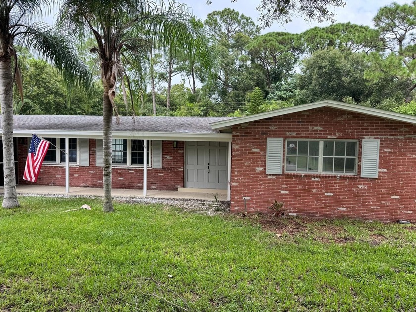 Welcome to a charming gem in Vero Beach! This delightful home - Beach Home for sale in Vero Beach, Florida on Beachhouse.com