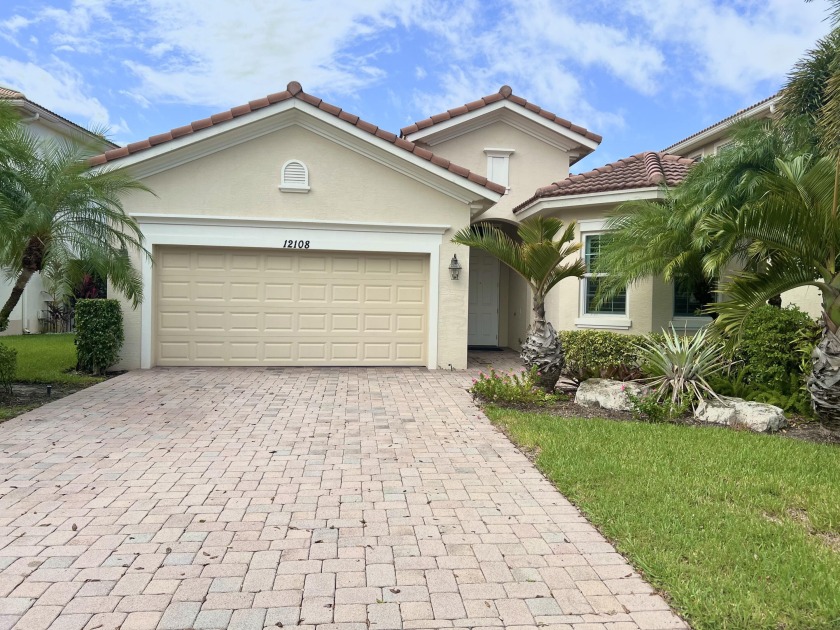 Come see this lakefront one story single family home in highly - Beach Home for sale in Palm Beach Gardens, Florida on Beachhouse.com