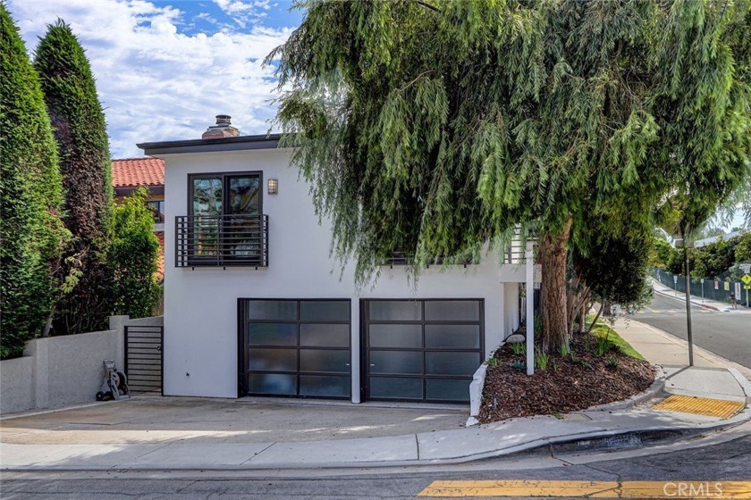Situated on a lushly landscaped corner lot near Mira Costa High - Beach Home for sale in Manhattan Beach, California on Beachhouse.com
