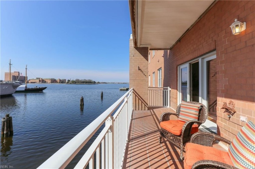 3 bedrooms plus 2.5 baths corner unit with an Open Concept great - Beach Condo for sale in Norfolk, Virginia on Beachhouse.com