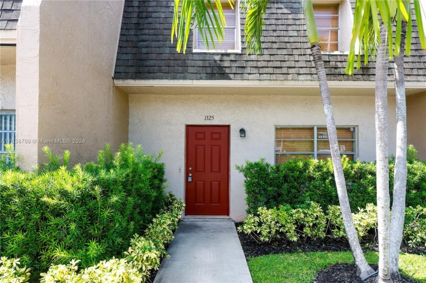 Beautiful town home at Blue Lake, secluded in a gated community - Beach Townhome/Townhouse for sale in Pompano Beach, Florida on Beachhouse.com