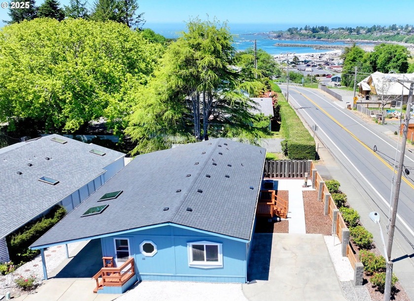 Fantastic opportunity to own a well-cared-for manufactured home - Beach Home for sale in Brookings, Oregon on Beachhouse.com