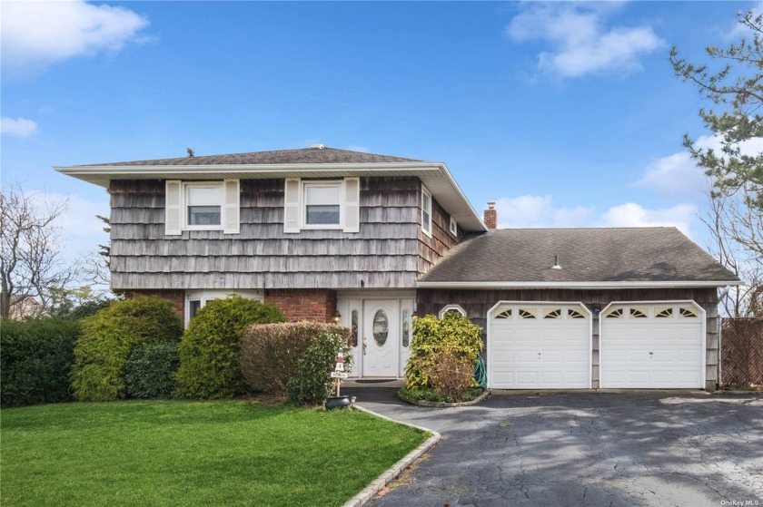 Just in Time for Summer! Beautifully Maintained Splanch Home - Beach Home for sale in West Islip, New York on Beachhouse.com