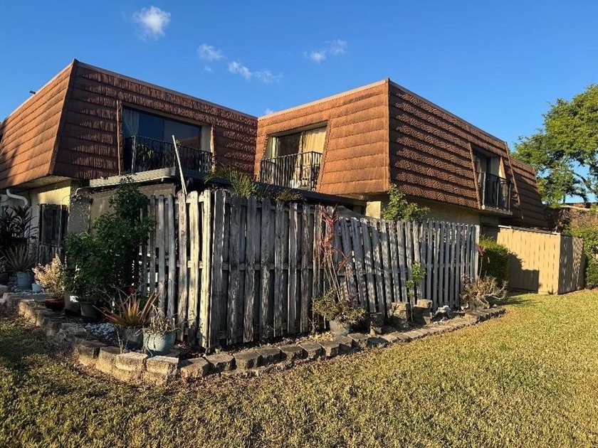 Come and see this 3 bedroom, 2.5 bathroom waterfront townhome - Beach Townhome/Townhouse for sale in Sunrise, Florida on Beachhouse.com