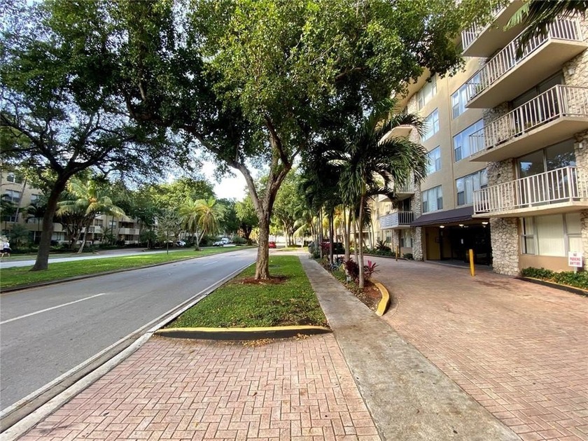 INVESTORS ONLY!!!!!!!Great 2/2 unit EAST of US1. Tile floors - Beach Condo for sale in North Miami, Florida on Beachhouse.com