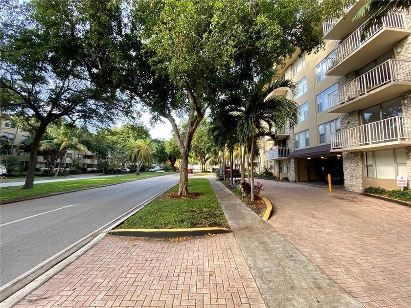 INVESTORS ONLY!!!!!!!Great 2/2 unit EAST of US1. Tile floors - Beach Condo for sale in North Miami, Florida on Beachhouse.com