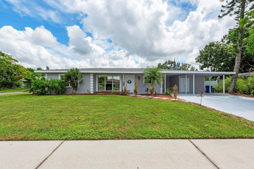 THE SARASOTA DREAMER // Welcome home to this lovely single story - Beach Home for sale in Sarasota, Florida on Beachhouse.com