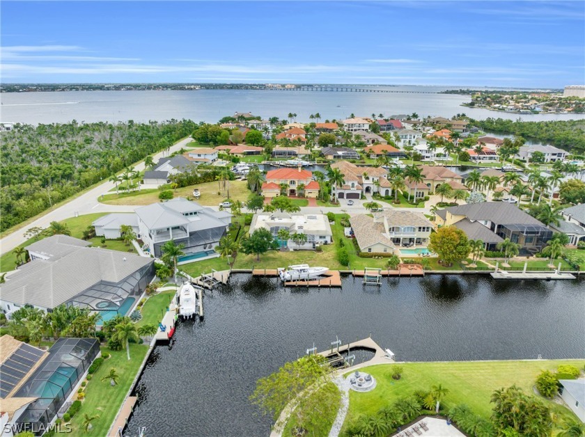 DIRECT ACCESS, DEEP WATER CANALFRONT HOME! SELLER FINANCING - Beach Home for sale in Fort Myers, Florida on Beachhouse.com