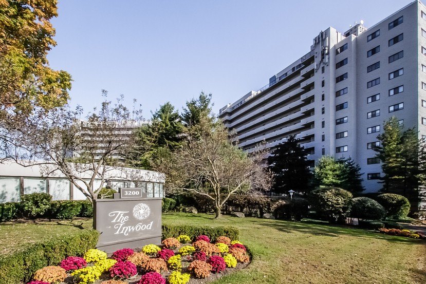 Sunny remodeled unit on top floor of desirable, full service - Beach Condo for sale in Bridgeport, Connecticut on Beachhouse.com