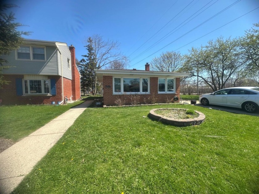 This starter home is nestled in the middle of Skokie, Illinois! - Beach Home for sale in Skokie, Illinois on Beachhouse.com