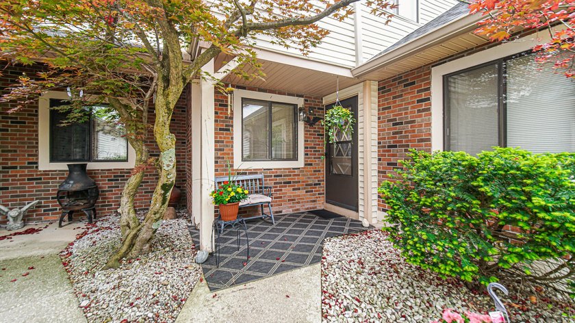 TOWNHOUSE LIVING AT ITS FINEST - Three bedrooms 2 1/2 baths & 1 - Beach Townhome/Townhouse for sale in Chesterton, Indiana on Beachhouse.com