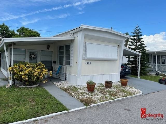 Adorable and Affordable 2 bedroom 1 bath home with HUGE Florida - Beach Home for sale in Clearwater, Florida on Beachhouse.com