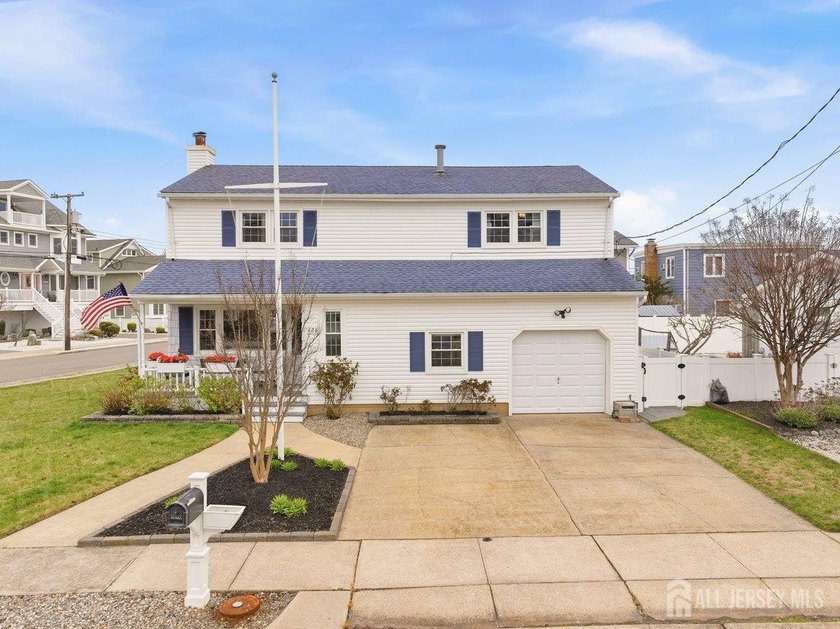 This meticulously maintained 4 bedroom colonial with 1 1/2 car - Beach Home for sale in Lavallette, New Jersey on Beachhouse.com