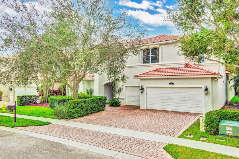 Beautiful Courtyard Home on Oversized Lot with Huge Private - Beach Home for sale in Palm Beach Gardens, Florida on Beachhouse.com