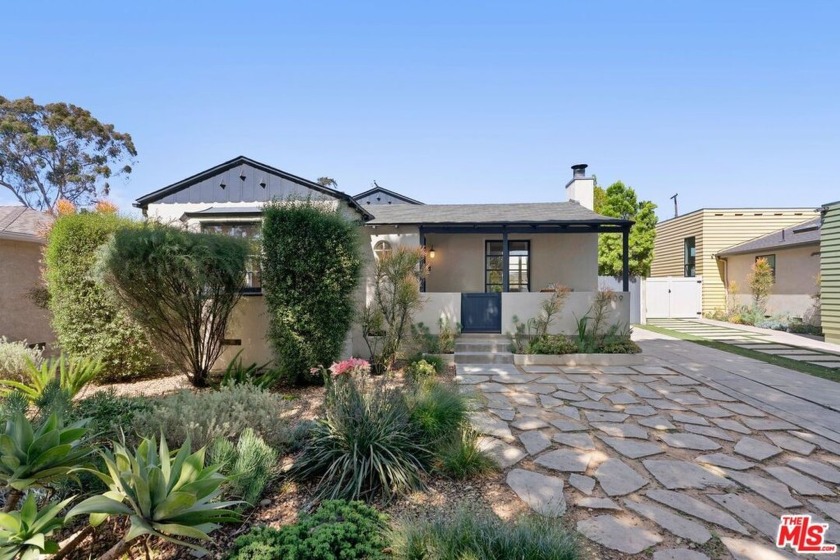 Welcome to 2509 Cloverfield, a beautifully updated 3 bedroom, 2 - Beach Home for sale in Santa Monica, California on Beachhouse.com