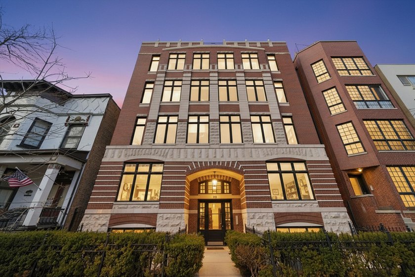 Situated on tree-lined Oakdale Avenue in East Lakeview, this - Beach Condo for sale in Chicago, Illinois on Beachhouse.com