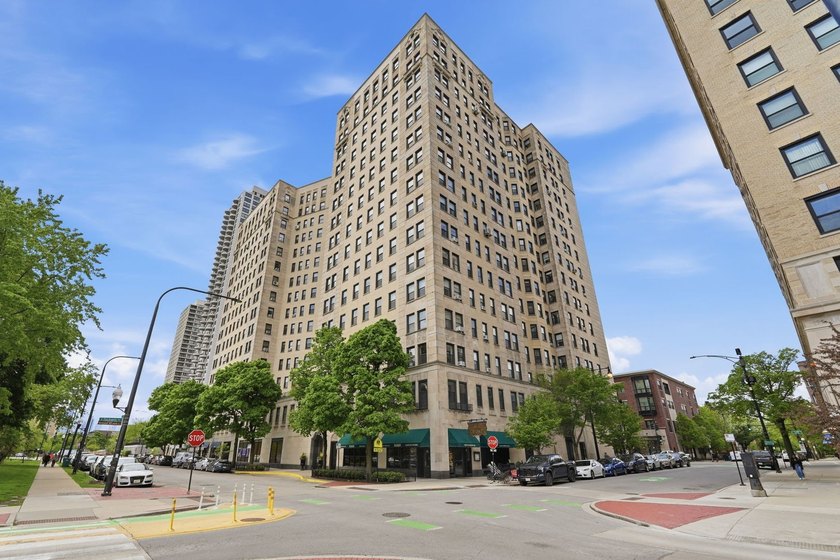 Beautifully maintained 1 bed, 1 bath top-floor residence in one - Beach Condo for sale in Chicago, Illinois on Beachhouse.com